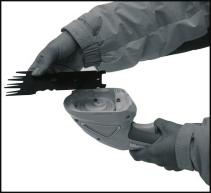 2 Byte av blad: Använd alltid handskar vid byte av blad. Knivbladen kan orsaka personskada.