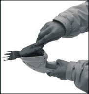 Tryck med hjälp av tummen knivbladets frigöringsknapp (8) i riktning nedåt från maskinen och för