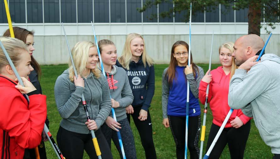 13 Keihästyttöjen yläkouluryhmä 2016 2017 ja coach Petteri Piironen. 5.5 Olosuhteet Kaupungeilla ja kunnilla on tärkeä rooli harjoittelupaikkojen tarjoajina.