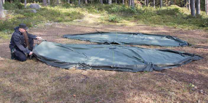 To set up the tent, you need the centre pole, a tree or a fixed supporting point as well as a sufficient number of stakes to tighten the tent and trim the skirts.
