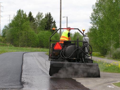 Mikäli sidottu vanha alusta on kohtuullisen paksu, kantava ja rikkoutumaton, päällyste voidaan tasausmassan käytön asemesta tasata jyrsimällä. 6.3.1.