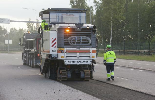 5 6.3.4.Jyrsintä Jyrsintä on päällysteen alustan tasaustoimenpide, joka voidaan tehdä koko päällystettävälle alueelle jyrsimällä vain muuta alustaa korkeammat kohdat tai ns.