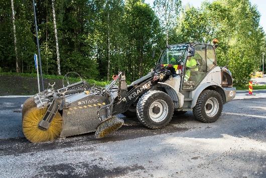 Päällystettävää alustaa jyrsinnällä tasattaessa, jyrsintäpinta tulee jättää tarkoituksellisesti karkeaksi hyväntar tunnan varmistamiseksi.