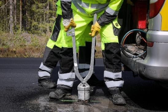 9 Näytteen otto näyteporakoneella Näyte porataan yleensä halkaisijaltaan 100 tai 150 mm:n lieriöterällä, jossa on timanttikruunu.