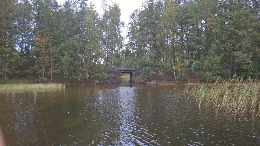FCG SUUNNITTELU JA TEKNIIKKA OY Yleissuunnitelma 4 (12) Kuva 1. Jalkosalmen silta etelästä katsottuna; mitattu aukon leveys n. 2,6 m ja alikulkukorkeus 1,2 m (HW N 60 +75,80 m).