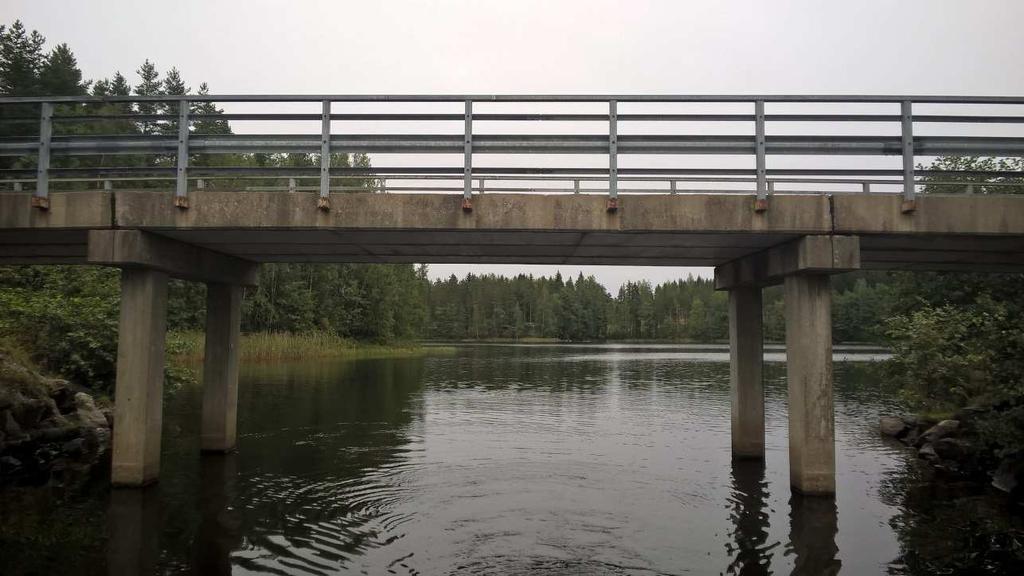 7,5 m ja mitattu alikulkukorkeus 2,1 m (HW N 60 +75,80 m). Vesisyvyys sillan alla -1,2-2,5 m. Sillalla kulkee Luumäen ja Lemin yhdistävä Saarentie.