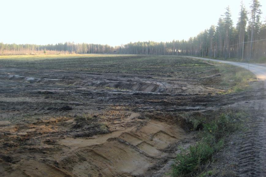 42 Kuva 9. Peltoaluetta Uutelan vedenottamon koillispuolella. Alpua-Lumijärvi pohjavesialueella, Lumijärven läheisyydessä, on kaksi tilakeskusta.