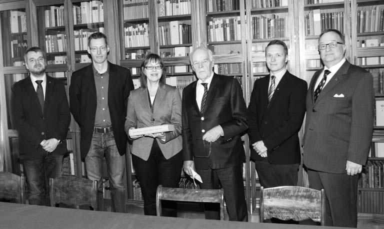 Kirjan luovutuksen jälkeen otettiin valokuva kirjan keralla. Vasemmalta Harri Ahonen, Janne Viitala, Liisa Savolainen, Yrjö M. Lehtonen, Niku Nurmi ja Olavi Piha.