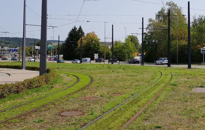 Raitiotien päällysteet Raitiotiealueen päällysteet ovat: asfaltti, kun raitiotie on samalla kaistalla autoliikenteen tai bussien kanssa ajoradoista erottuva vaalea kova pinnoite, kun muu liikenne