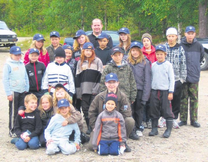 Kurssilaisetkin pääsivät kokeilemaan sidontaa kaverin käteen tai jalkaan tulleeseen haavan. Kokki Jouni Kurosen valmistamien herkkujen jälkeen kukaan ei nähnyt nälkää!