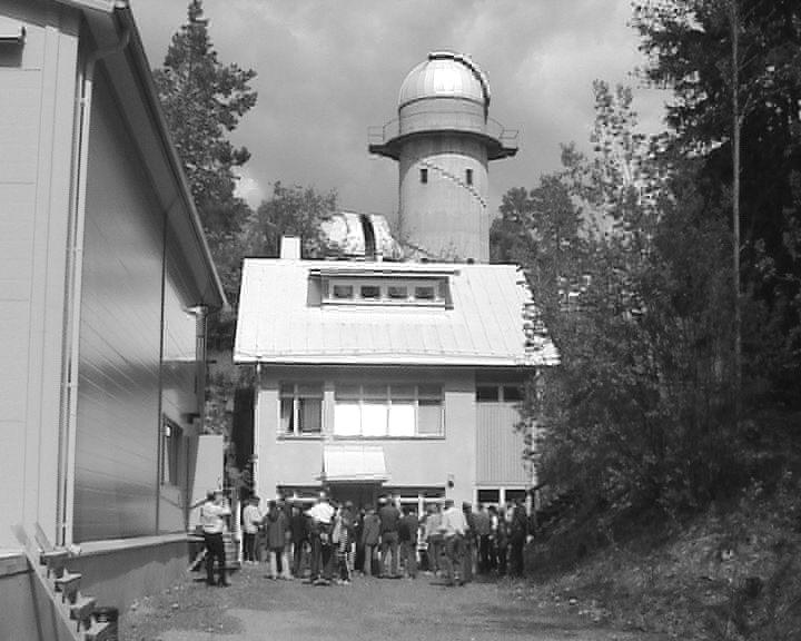 ) esittelemässä Tuorlan observatorion havaintolaitteistoa iloisille kävijöille.