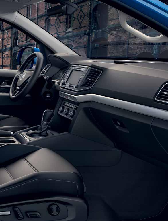 Mukavampi Tilava matkustamo ja ainutlaatuiset 14 suuntaan säädettävät ergocomfort-istuimet Amarok Aventuran sisätilassa odottaa ylellinen premium-laatu.