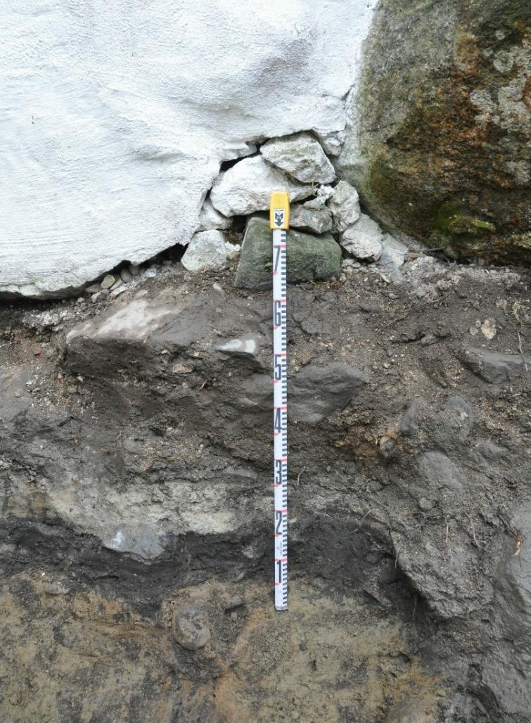 11 Noin 35 cm:n syvyydellä esille tuli savikerros, jonka paksuus oli noin 10 cm. Sen alla tuli esille hyvin tummaa maata.