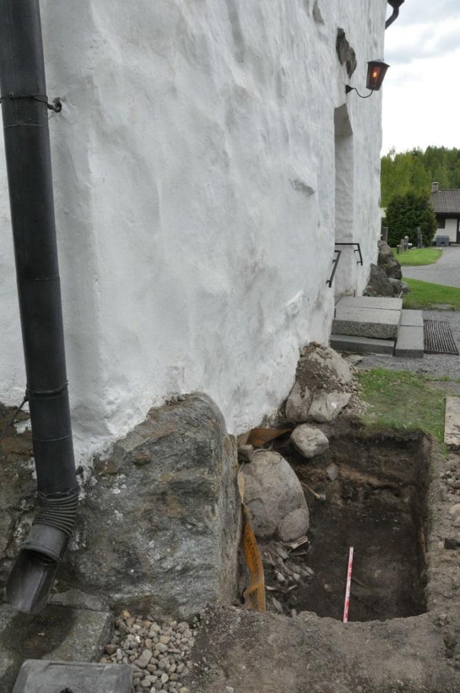 21 Koekuoppa 4 Koekuoppa sijoittui 1500-luvun alun runkohuoneen luoteisnurkkaan, länsiseinän länsipuolelle ja pääsisäänkäynnin pohjoispuolelle. Kuopan laajuus oli noin 2,5 x 1,2 m.