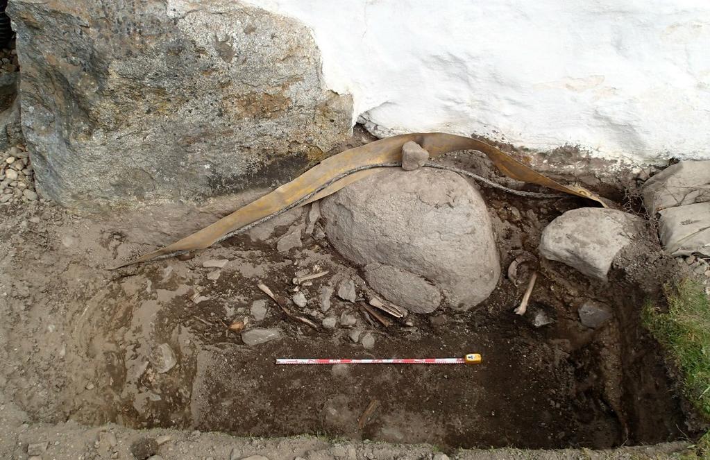 humuksensekaisia kerroksia (ainakin osin täytemaata), 49 65 humuksen-, saven- ja hiekansekainen täysin sekoittunut maa.