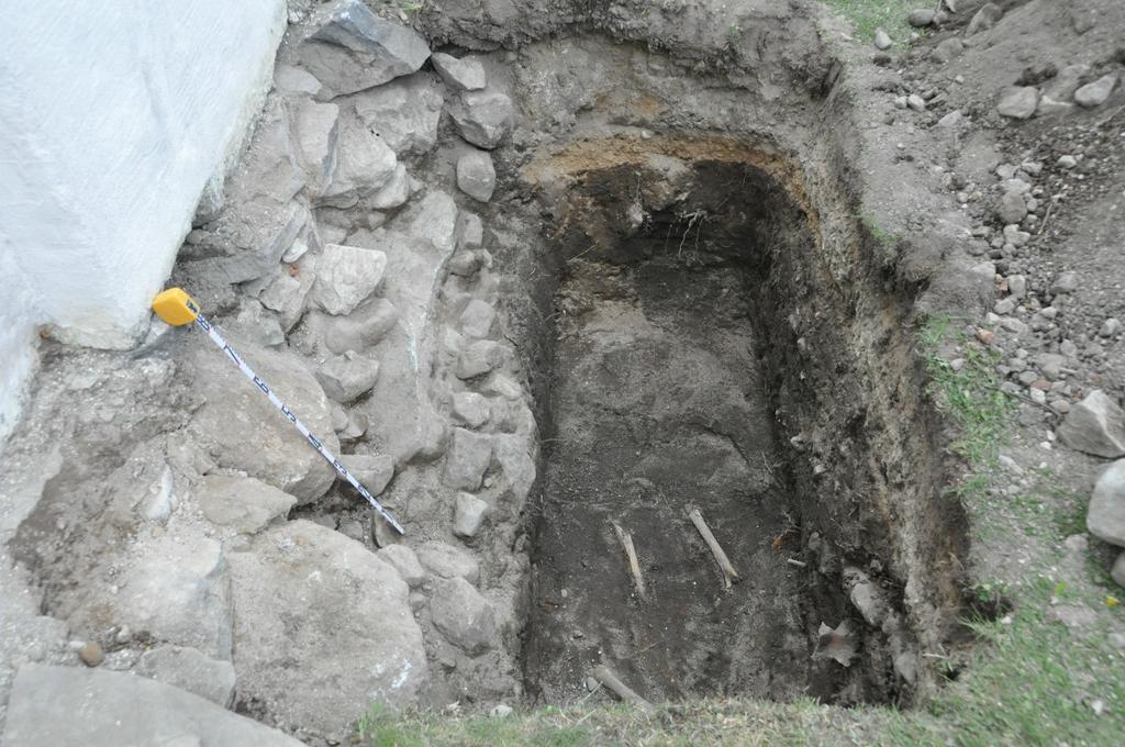 pohjoisleikkauksessa. Mittanauhan pituus 1 m. Etelästä.