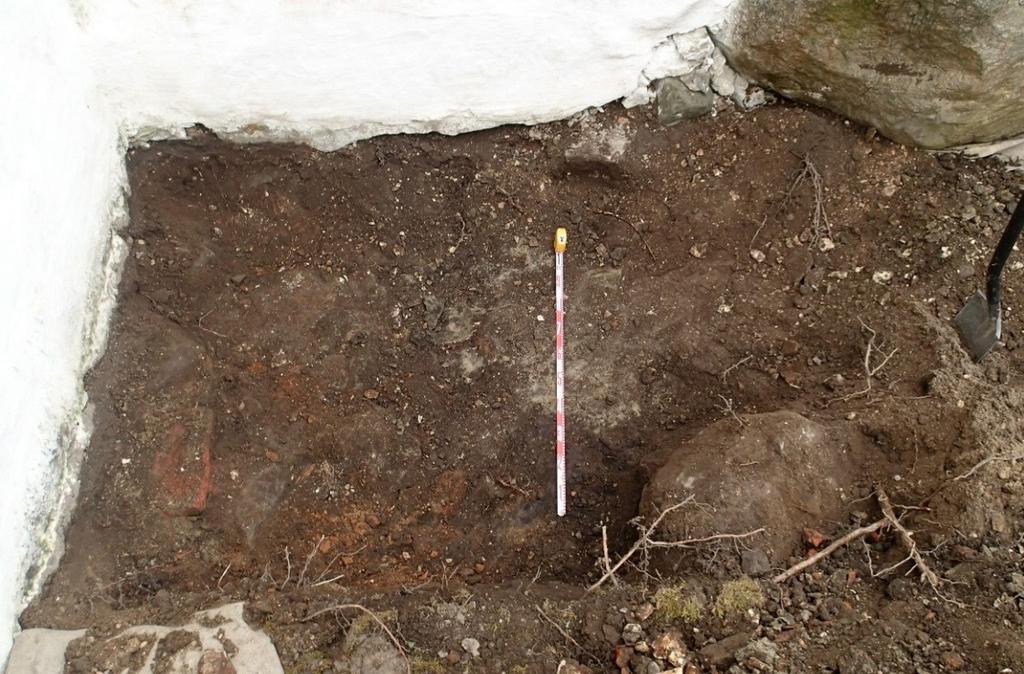 9 tuksia ei saatu näkyviin yhtä läheltä seinää (koekuopan eteläreuna), koska rakenne jatkui seinälinjasta melko kauas (n. 70 cm) pohjoiseen, eikä sitä voitu purkaa.