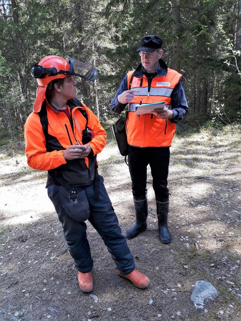 21 Työntekijöiden osaaminen varmistetaan PEFC-vaatimus: Työn- ja urakanantajalla on näyttöä - työn tekijöiden riittävästä osaamisesta työhön - ammatillisen osaamisen ylläpidosta Työn tekijällä on