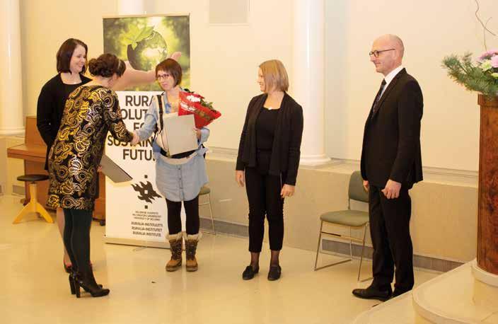 11 RURALIA 2 2018 11 RURALIA 2 2018 Katri Lassila onnittelemassa kilpailun voittajaa Hanna Sajapuroa.