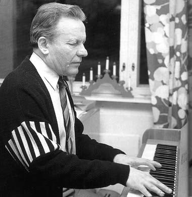 Memore Raimo T estas for Raimo Tanskanen, dir. mus. (1937 2017) Muziko estas mia vivo Piano estis lia æefa muzikinstrumento. Foto: Kajastus 1/1997, Jouko Langen. Raimo Tanskanen naskiĝis 26.3.1937 en Polvijärvi kiel filo de terkulturisto kaj kreskis en familio de ok infanoj.