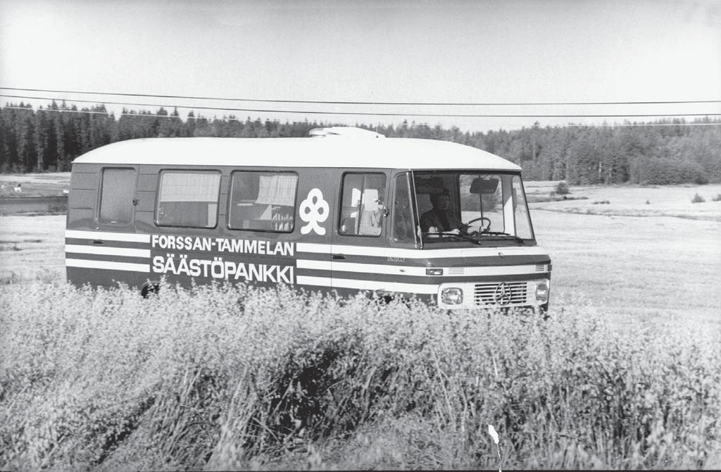 Forssan-Tammelan Säästöpankin pakettiautoon rakennettu pankkiauto peltojen keskellä 1980-luvulla. Sisäänkäynti autoon tapahtui takaosassa näkyvästä ovesta.