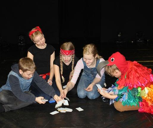 7 TEATTERITAIDE Taiteen perusopetuksen teatteritaiteen yleisen oppimäärän tehtävänä on vahvistaa opiskelijoiden aktiivista toimijuutta ja teatteritaiteen ymmärrystä.