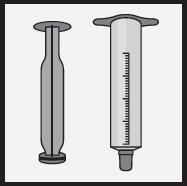 1. Paina mäntä kokonaan rungon sisään. 2. Vie ruiskun kärki nesteeseen. 3. Vedä mäntää ylöspäin, kunnes männässä näkyy oikea annosmäärä. Millilitramerkki näkyy runkoosan reunusta vasten. 4.