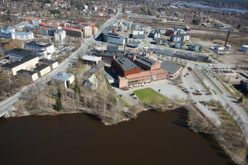 Säilytettävä pääosin avoimena, myös yhteys lääninsairaalan rakennuksiin huomioitava. Avoin kenttä tukisi parhaiten rakennusajan (empire) historiallisia ominaispiirteitä. a. Konttorirakennus 1907:, II kerroksen sisätilat 1900-/1930-luku, III kerroksen toimistotila 1930-luku, porrastila 1900-luku Kestää vähäisiä muutoksia.