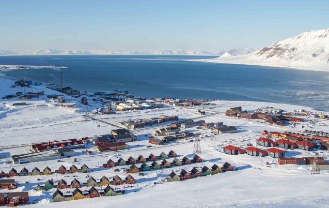 tutkimusmatkailijoita Longyearbyen - Barentsburg
