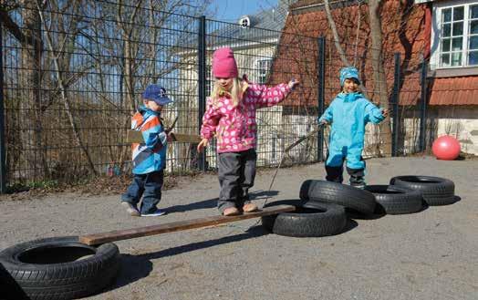 Suositeltavaa liikuntavälineistöä 3 6 -vuotiaille Sisätiloissa: - kaikki välineet, jotka mainitaan 0 3-vuotiailla - vanteita - hyppynaruja - huiveja - sählymailoja - pingis-/tennismailan tyyppisiä