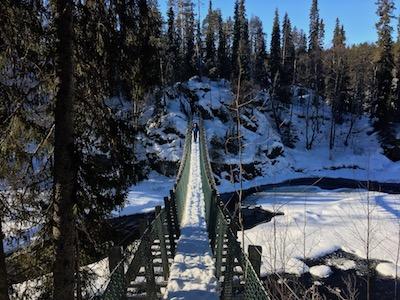 Jos ei omalla autolla halua lähteä liikkeelle, Kuusamoon pääsee myös joko lentäen tai bussilla.