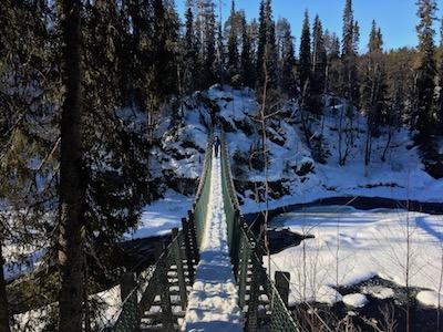 Jos ei omalla autolla halua lähteä liikkeelle, Kuusamoon pääsee myös joko lentäen tai bussilla.