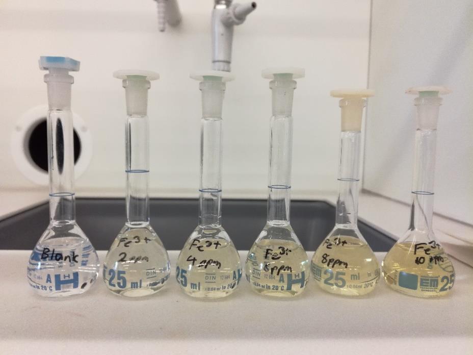 Kuva 7 Rauta(III)-kalibrointiliuokset, joiden pitoisuudet olivat (vasemmalta oikealle): 0, 2, 4, 6, 8 