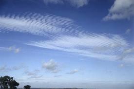 Korkeapaineella pilvet ovat ylhäällä, ja yläpilvet - cirrocumulus,