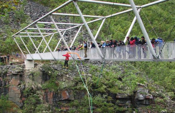 Diese fantastische Tour führt an einer alten Bergbauarbeitersiedlung vorbei und weiter hoch zu Gorsabrua, einer Brücke, die über einer 153 Meter tiefen Schlucht hängt.
