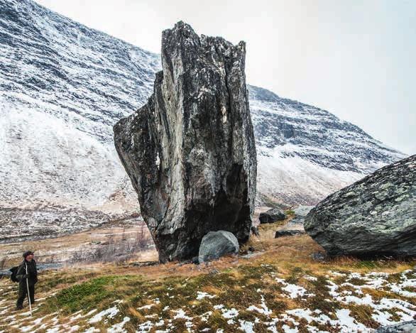 Das kleine Dorf Skardalen am Kåfjord ist ein typisches Beispiel für ein Sámi-Dorf an der Küste, in dem früher Fischfang, Landwirtschaft und Handwerk betrieben wurden.