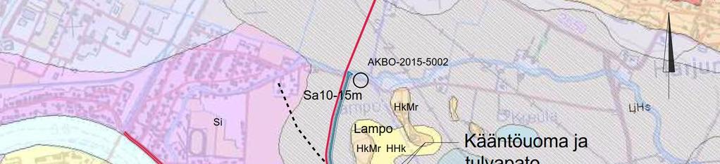 happamoituvaa sulfidimateriaalia välillä 180 600 cm ja kääntöuoman keskivaiheilla pisteessä AKBO 2015 5001 välillä 120 320 cm, välillä 400 420 cm ja välillä 500 540 cm.