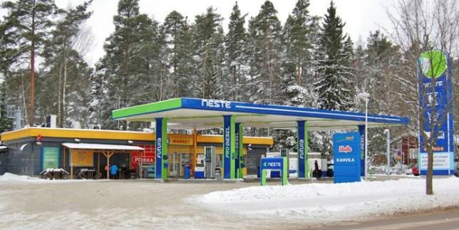 2 2. POLTTONESTEIDEN JAKELUASEMAN TOI- MINNOT Jakeluasemalla tarkoitetaan nestemäisen polttoaineen myyntipistettä.