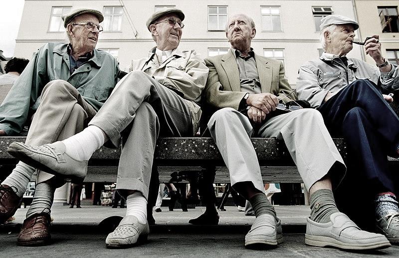 Demografiset and sosiaaliset muutokset Länsimaissa ihmiset ikääntyvät ja lapsia syntyy vähemmän Ikäihmisten palvelut tulevat luomaan työpaikkoja perinteisesti naisvaltaisille aloille Demografiset