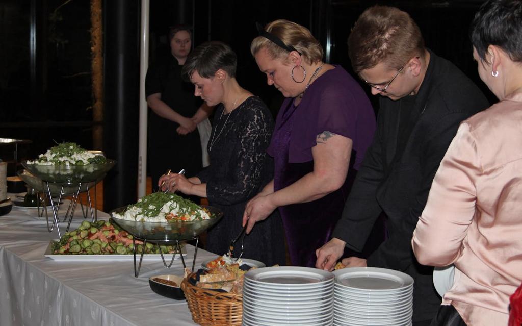 Ja eiku ensin syömään. Jennika Eskola, Tiina Ylänen, Aaro Wallenius, Inari Wallenius. ensin meille itsellemme, sitten kenties laajemminkin.