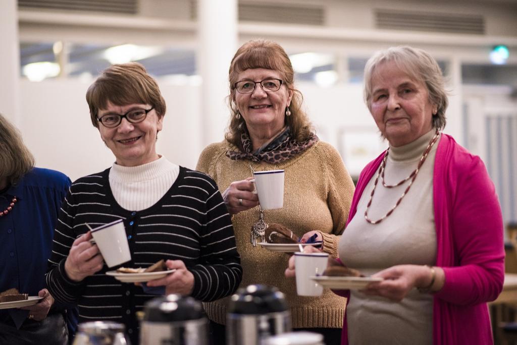 Seniorikerhot kevät 2018 Kerhossa vietetään aikaa yhdessä kahvikupin äärellä keskustellen, toisten seurasta ja hyvästä ohjelmasta nauttien.