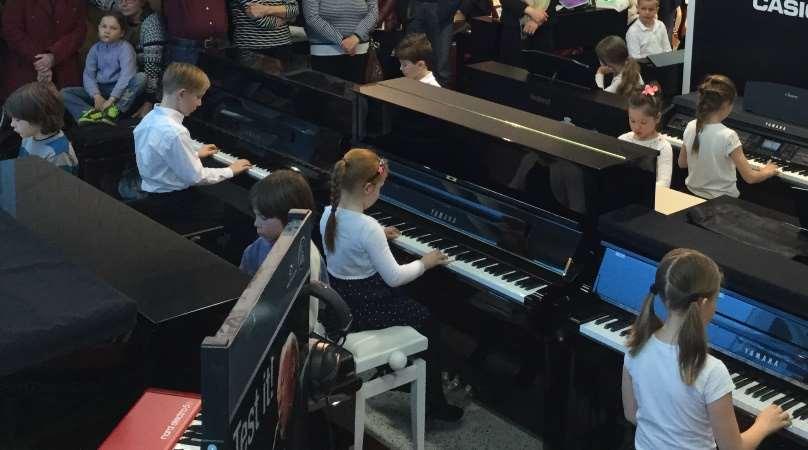 oppilas syventää vapaan säestyksen taitoja (pianistit ja kitaristi) oppilas toteuttaa itsearviointia oppilas harjoittelee omien tavoitteiden asettamista sekä saavuttamista musiikin opiskelussa 6.