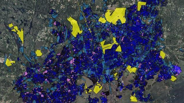 Paikkatietoaineisto päätettiin käydä vielä tapauskohtaisesti läpi pinta-aloihin perustuen.