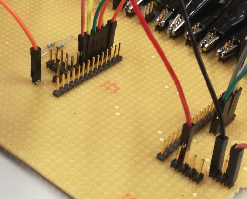 KUVA 9 Testausvaiheessa käytetty kytkentä Seuraavassa testausvaiheessa itsetehdyt kytkennät korvattiin adapterilevyillä, jolloin johdotukset vähenivät huomattavasti.