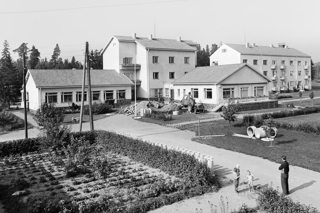 Kunnallisia vuokra-asuntotaloja vuonna 1955 Kymissä Kuva: Suomen valokuvataiteen museo / Kulutusosuuskuntien Keskusliiton kokoelma / rajattu Kaupunkien puutalokortteleissa asui tehtaiden työläisiä,