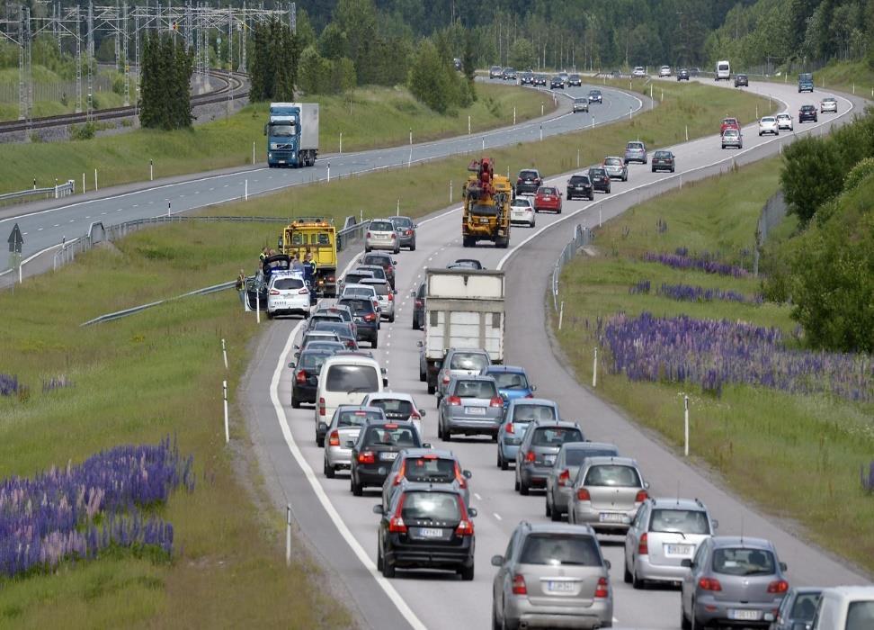 Mikä on tunneliefekti? Ihmisten tyytymättömyys on yhteydessä heidän a) suhteelliseen asemaansa ja b) tulevaisuudenodotuksiin.