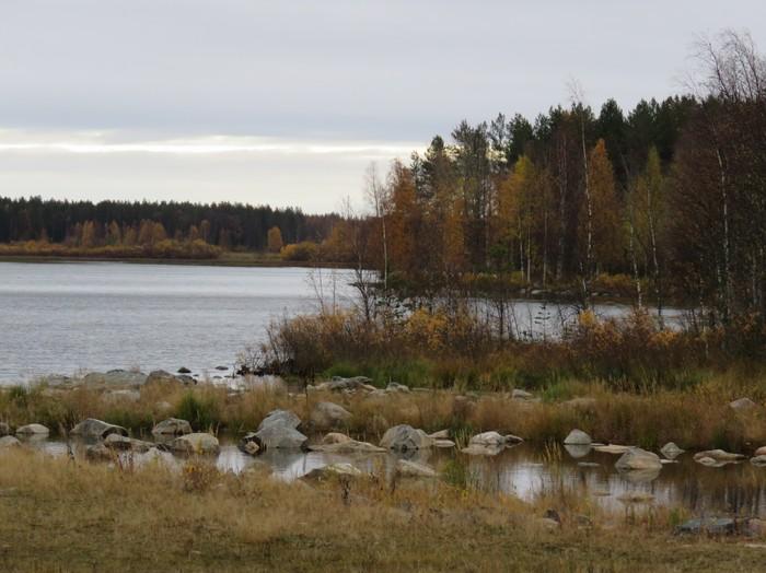 Kaihlaisen asuinpaikkaryhmä ja Kekkolanniemen asuinpaikat. Oulujärven todennäköisesti runsas kivikautinen asutus on järven kurottumisen jälkeisen vedenpinnan nousun takia jäänyt veden alla.