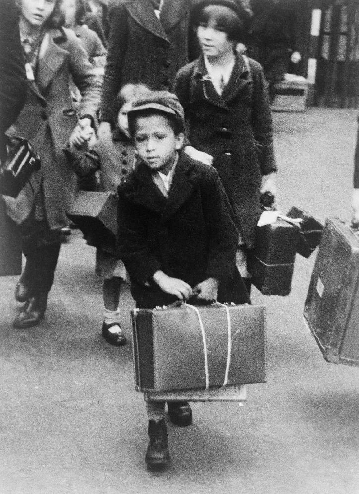 Evakot Valokuva matkalaukkua kantavasta pikkupojasta lähdössä Lontoosta maaseudulle muiden evakkojen mukana, 5.7.