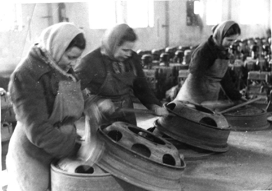 Pakkotyöläiset Neuvostoliittolaisia pakkotyöläisiä Saksan aseteollisuudessa, 1945 Vuosina 1939 1945 yli 13 miljoonaa ihmistä joutui pakkotyöhön natsi-saksassa ja siihen liitetyillä alueilla.