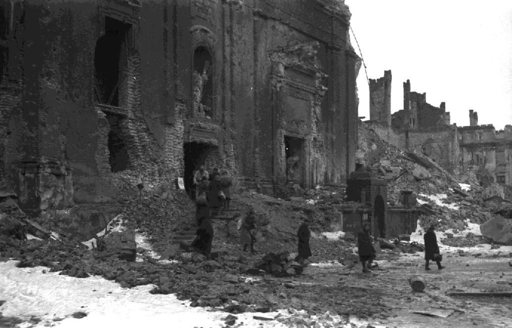 Lentopommitusten uhrit Pyhän Ristin kirkon rauniot Varsovassa ihmisiä poistumassa rukoustilaisuudesta Kaikki toisen maailmansodan osapuolet kohdistivat ennennäkemättömän laajoja strategisia